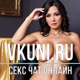 женщина с очень большой грудью позирует для фотографии в кресле с золотой стеной позади нее и бриллиантовым ожерельем на шее женщина с очень большой грудью позирует для фотографии в кресле с золотой стеной позади нее и бриллиантовым ожерельем на шее