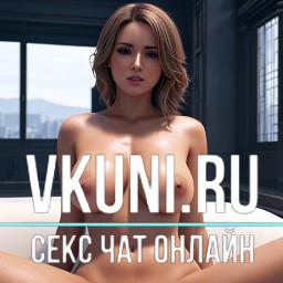 очень сексуальная женщина с большой грудью сидит на диване в комнате с окнами и подоконником