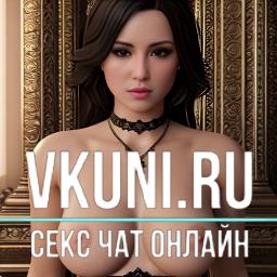 очень пышногрудая женщина с колье и цепочкой на груди и декольте, позирующая для фотографии